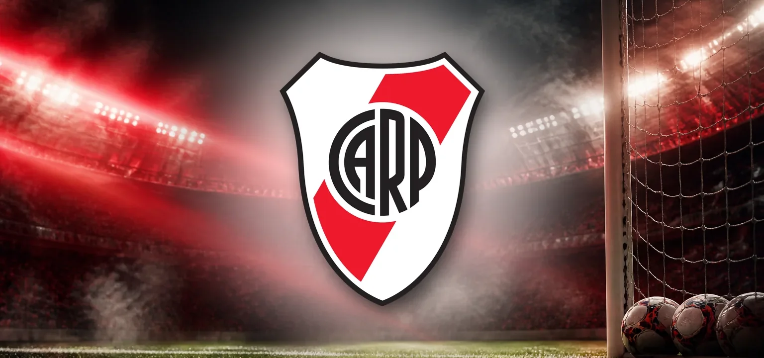 Escudo de River Plate sobre un estadio iluminado de rojo y blanco