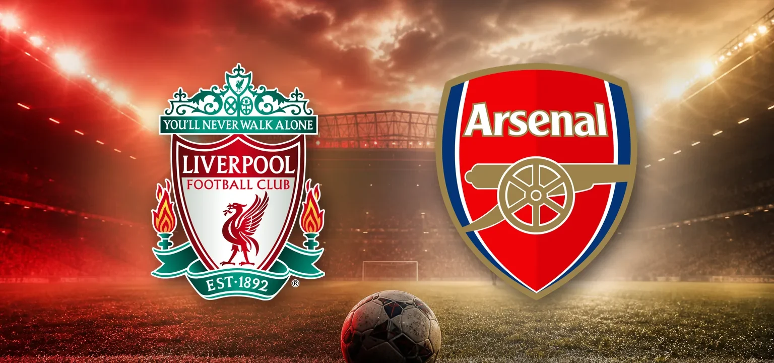 Escudos del Liverpool y del Arsenal sobre el césped de un estadio al atardecer