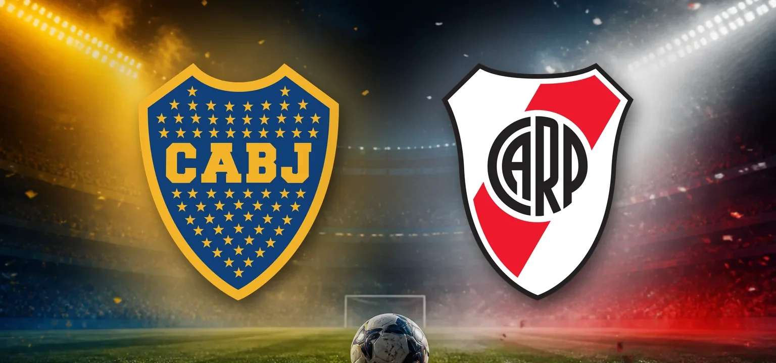 Escudos de Boca Juniors y River Plate sobre un estadio iluminado de noche